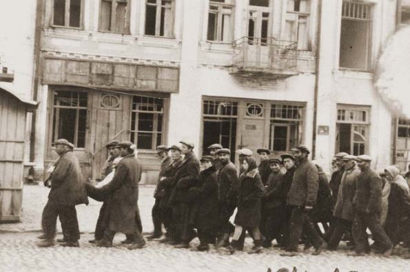 Deported Jews from Hungary in Kamenets-Podolskii / Source: www.memorialashoah.org