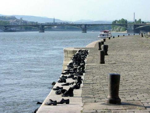 Memorial for those who were killed on the banks of the Danube and their bodies thrown into the river Source; budapest-foto.hu