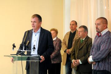 László Horváth, Fidesz member of parliament, with the four mayors behind him